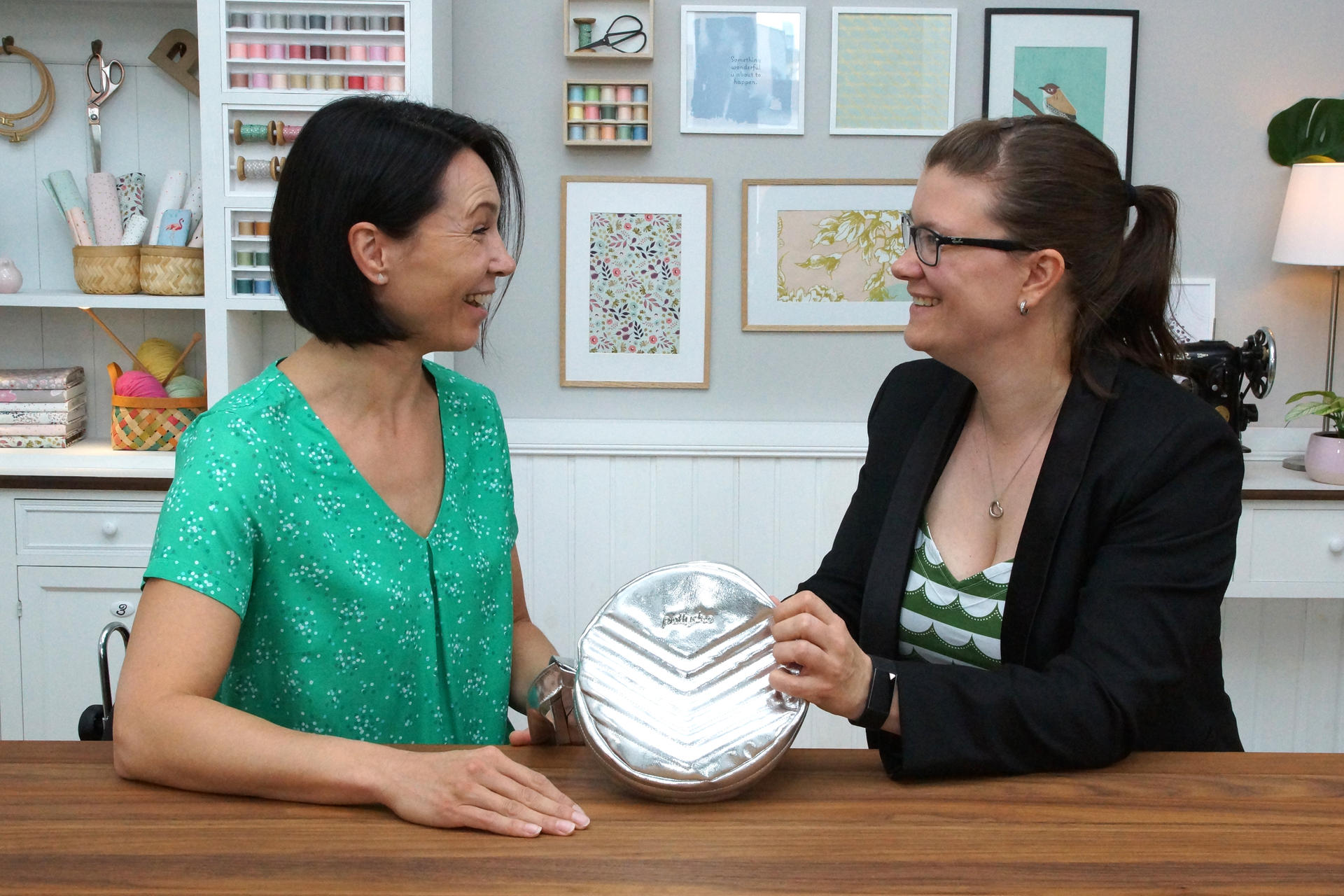 Fachsimpeln im Pattydoo-Studio: Ina Fischer und Reporterin Dajana Rubert tauschen sich aus.