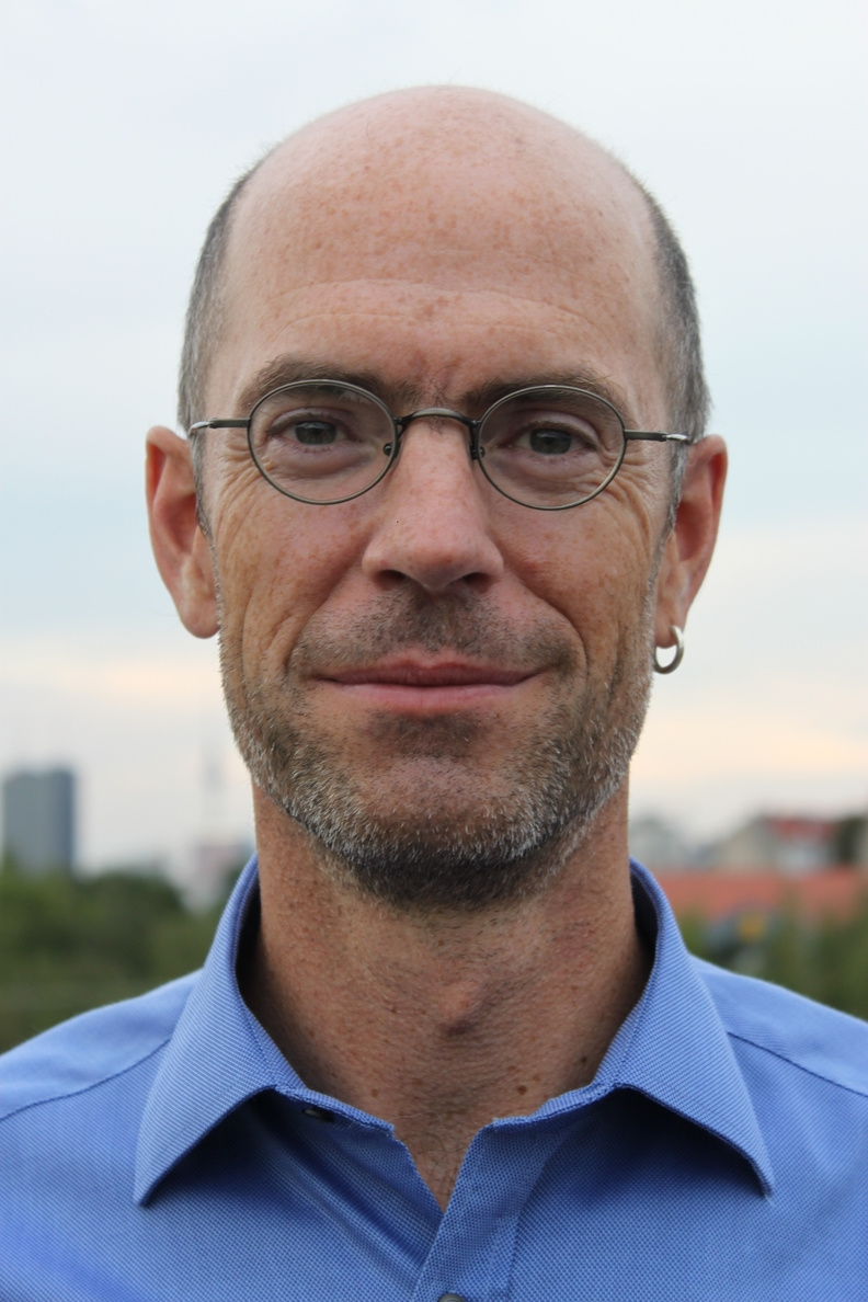 Jochen Hinkel forscht am Berliner Global Climate Forum, einem gemeinnützigen Interessenverband von Forschungsinstituten, Nichtregierungsorganisationen und Firmen, die sich mit Klimafragen beschäftigen. Seit zwanzig Jahren befasst sich der Ökonom mit dem Klimawandel, der Anpassung daran und dem Risikomanagement.