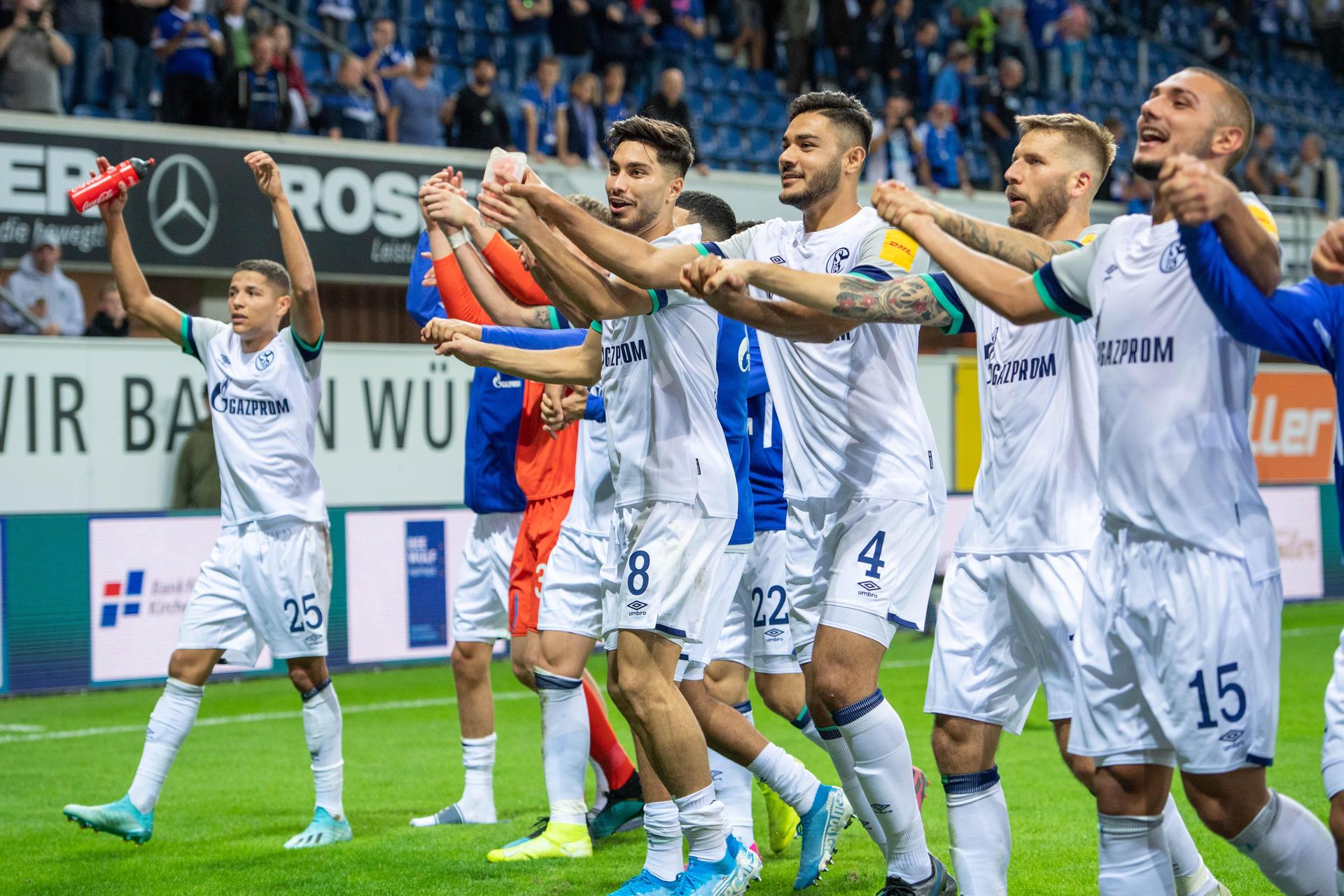 Schlechter Kick, gute Laune: Die Mannschaft des SC Paderborn nach der 1:5-Niederlage gegen Schalke.