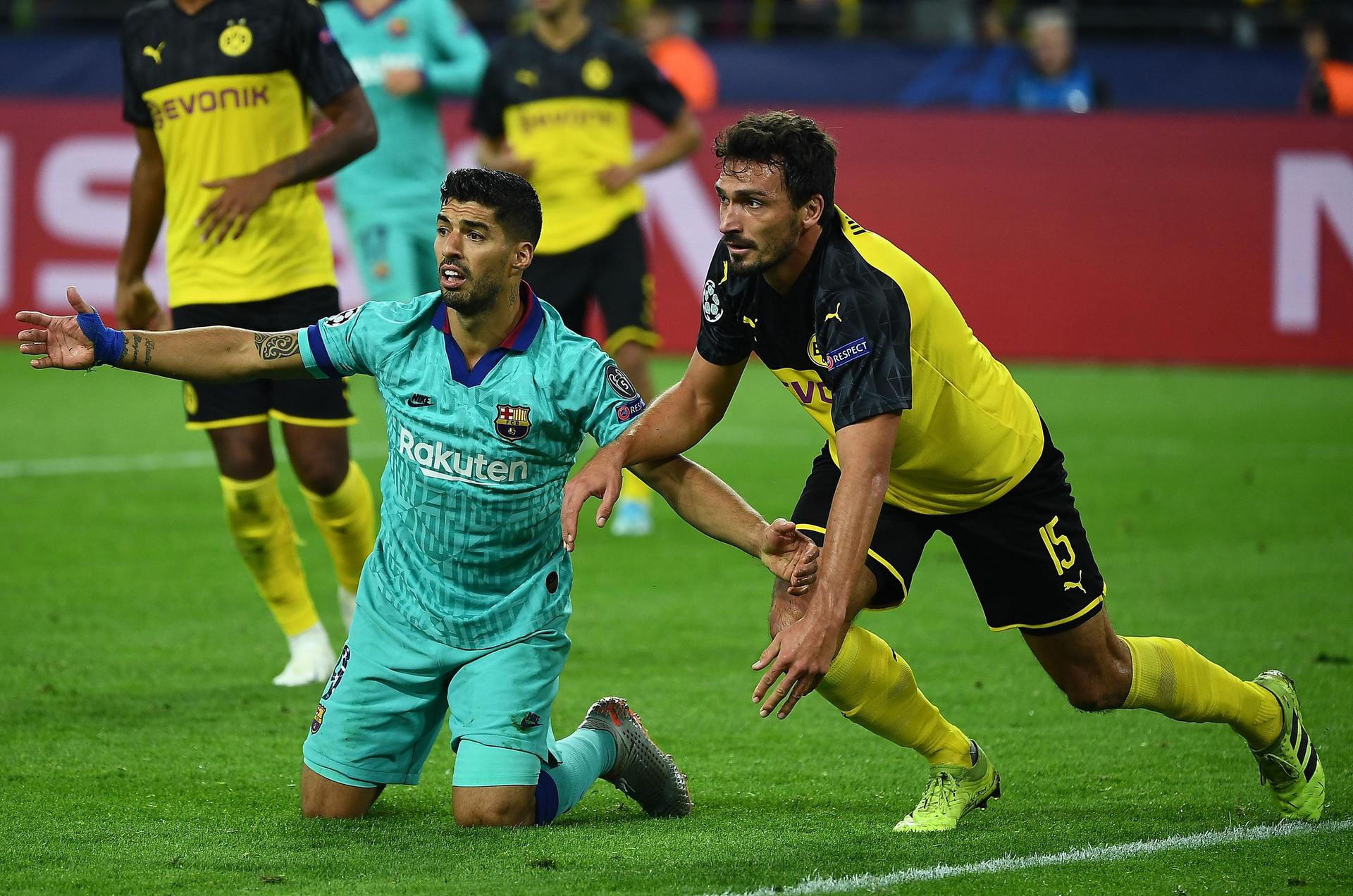 Wie eine Klette: Borussia Dortmunds Mats Hummels nimmt Luis Suárez vom FC Barcelona aus dem Spiel. 