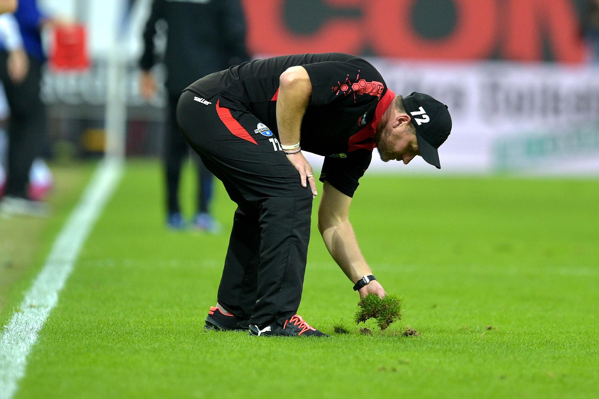 Kümmert sich auch um den Rasen: Steffen Baumgart will sich mit dem SC Paderborn achtbar in der Bundesliga schlagen.
