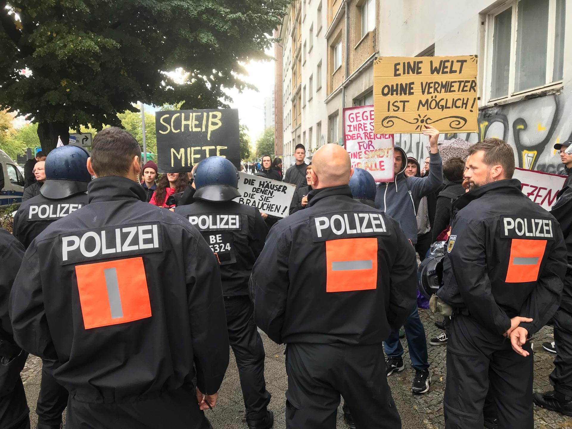 An der Frankfurter Allee haben sich Demonstranten versammelt.