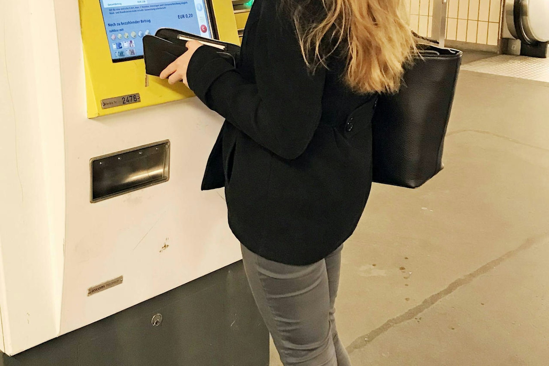 Bald müssen auch BVG-Nutzer mehr Geld in den Automaten stecken, um ein Ticket zu bekommen.