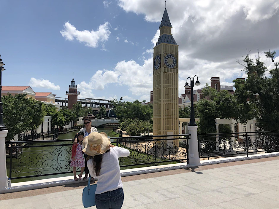 Kho Sokhom fotografiert ihre Mutter und Tochter vor dem Big Ben im Euro-Park – eine Reise nach Europa kann sie sich nicht leisten.