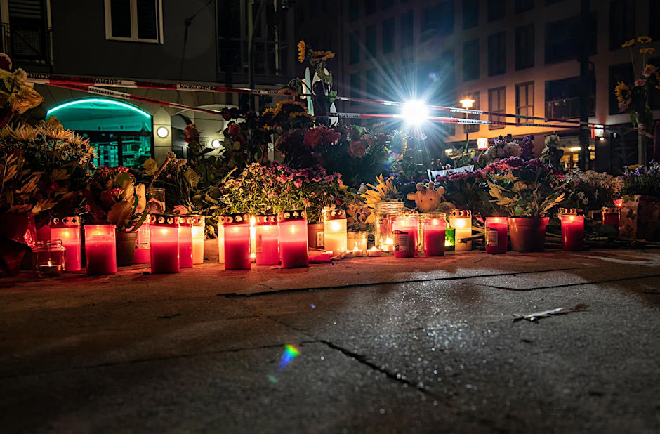 Große Anteilnahme am Unfallort – Menschen legten bereits am Freitagabend Blumen nieder. 