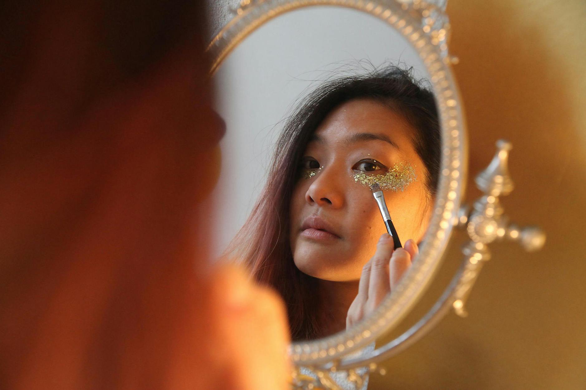 Jeen Low (34) hat in Neukölln ein glänzendes Start-up gegründet. Bei „Glitter Projekt“ vertreibt sie seit 2019 biologisch abbaubares Glitzerpuder 