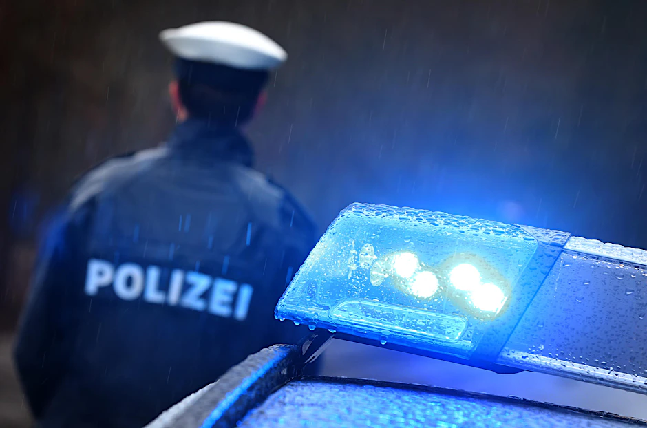 Nach dem versuchten Brandanschlag auf eine jüdische Einrichtung in der Brunnenstraße sichert die Polizei die Umgebung.
