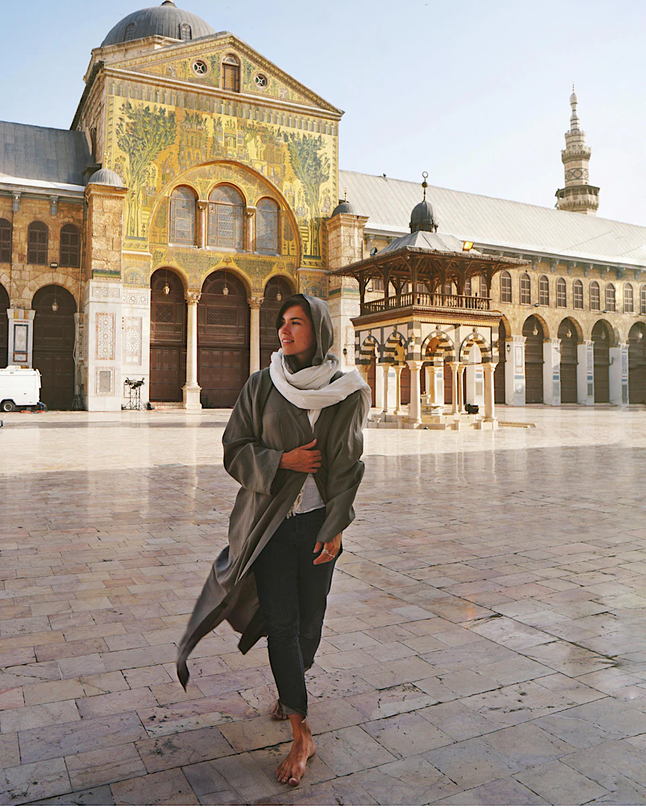 Eva zu Beck, Influencerin aus Polen, steht im Hof der Ummajaden-Moschee.