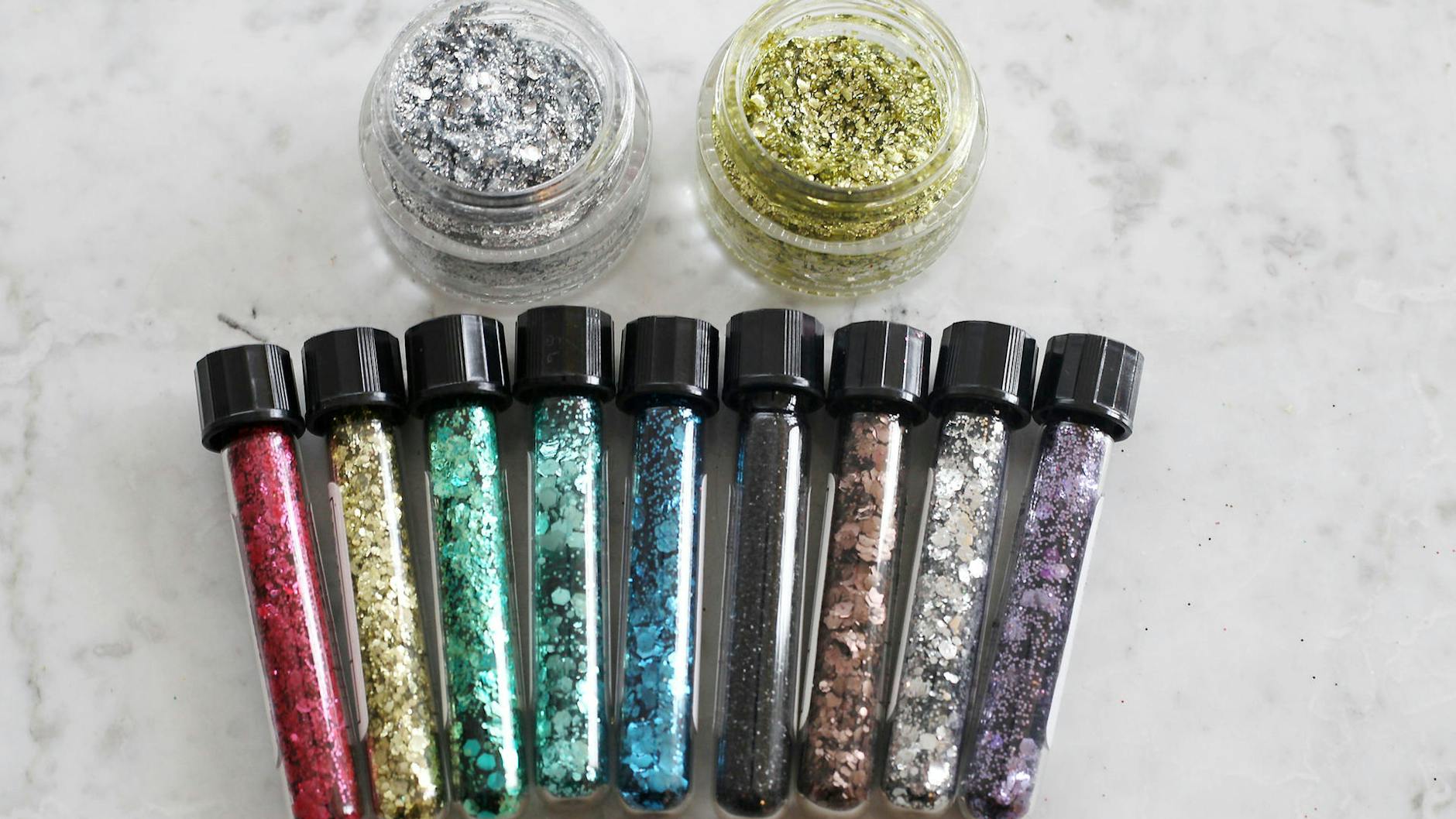 Ein Set aus drei Gläsern Glitter plus Kleber auf Aloe-vera-Basis und Pinsel kostet 20 Euro. . 