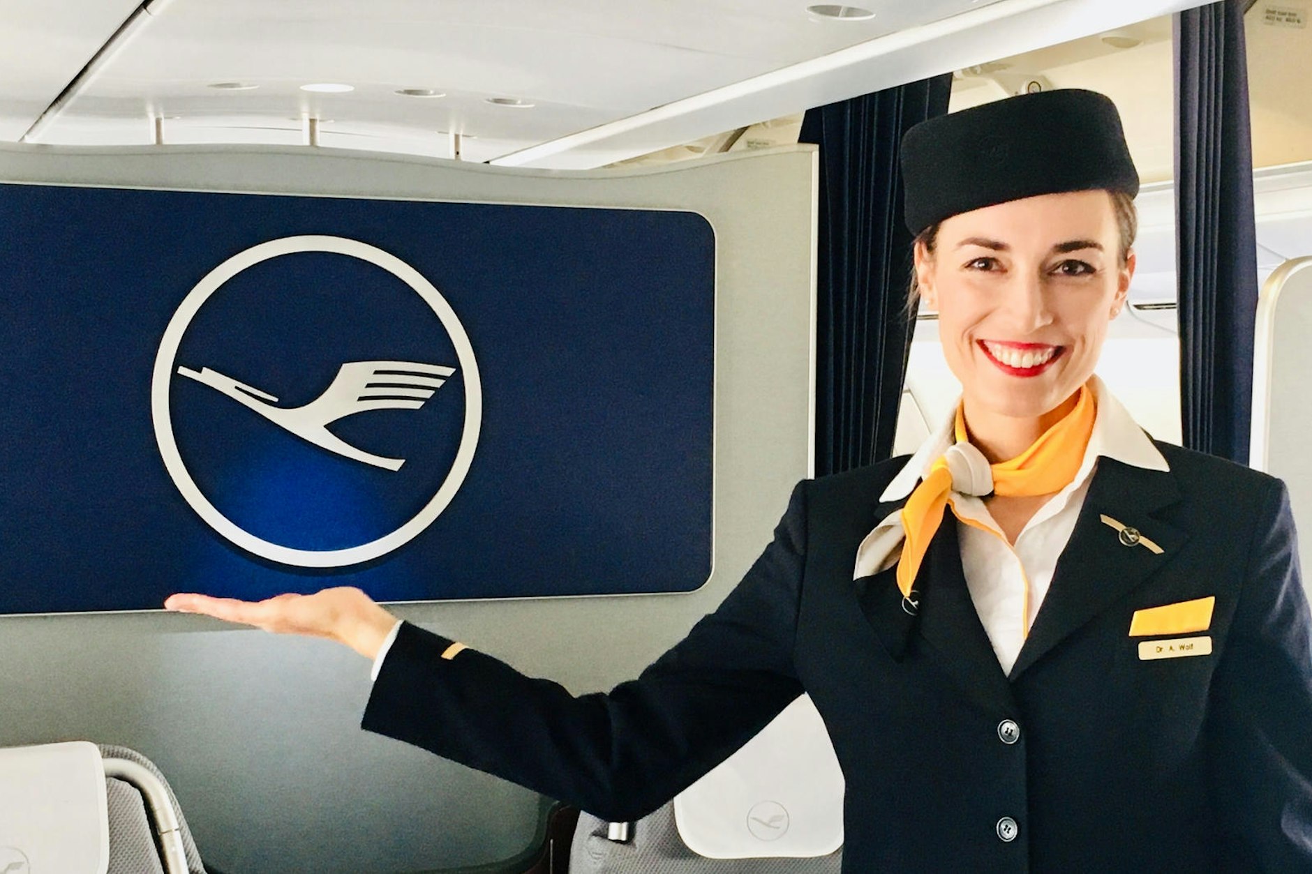 Zum Streik aufgerufen: Eine Flugbegleiterin in der typischen Lufthansa-Uniform.