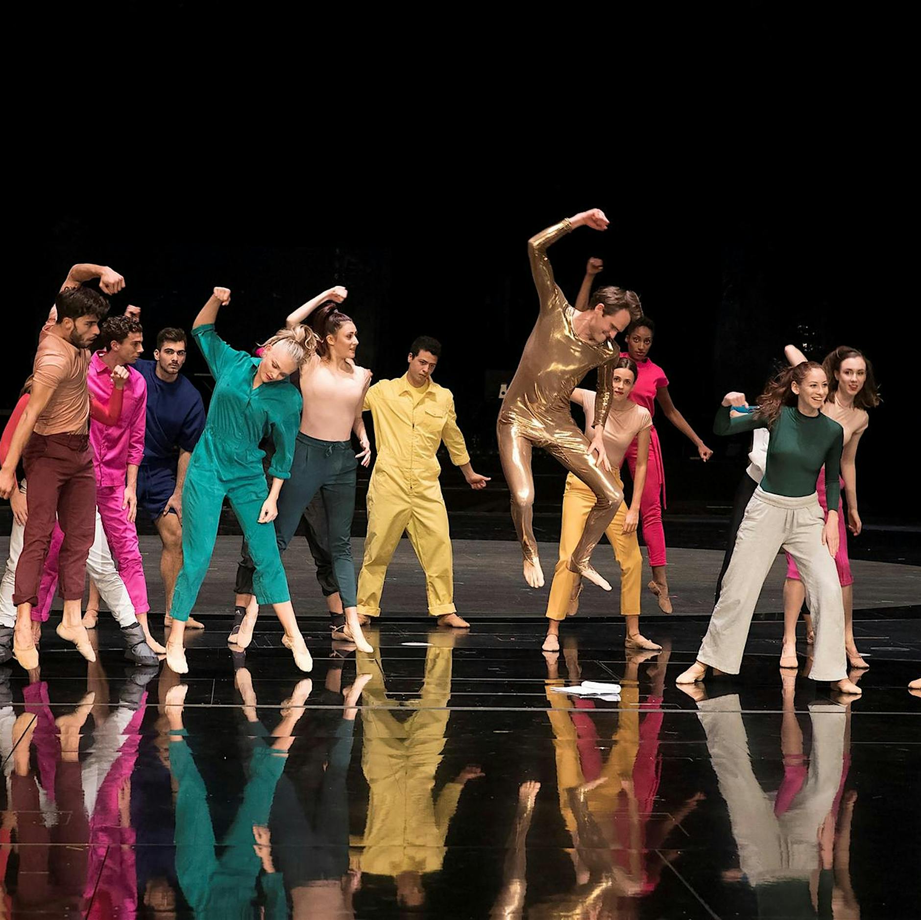 Man muss sich hängenlassen: René Pollesch nimmt den Friedrichstadt-Palast ernst. Sein Stück mit Fabian Hinrichs und 27 Tänzern ist zarteste Offenbarung