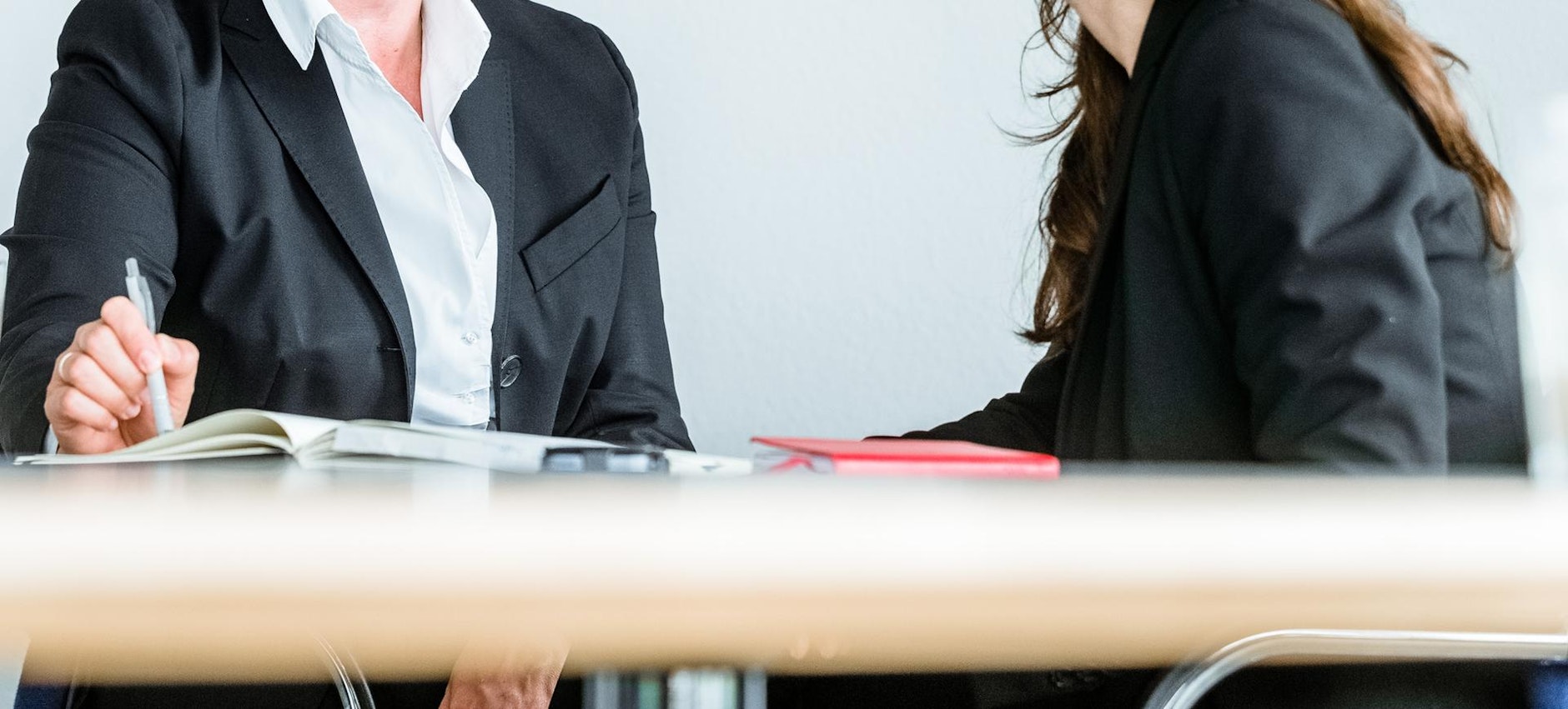 Eine Chefin ist im Gespräch mit ihrer Mitarbeiterin (Symbolbild).