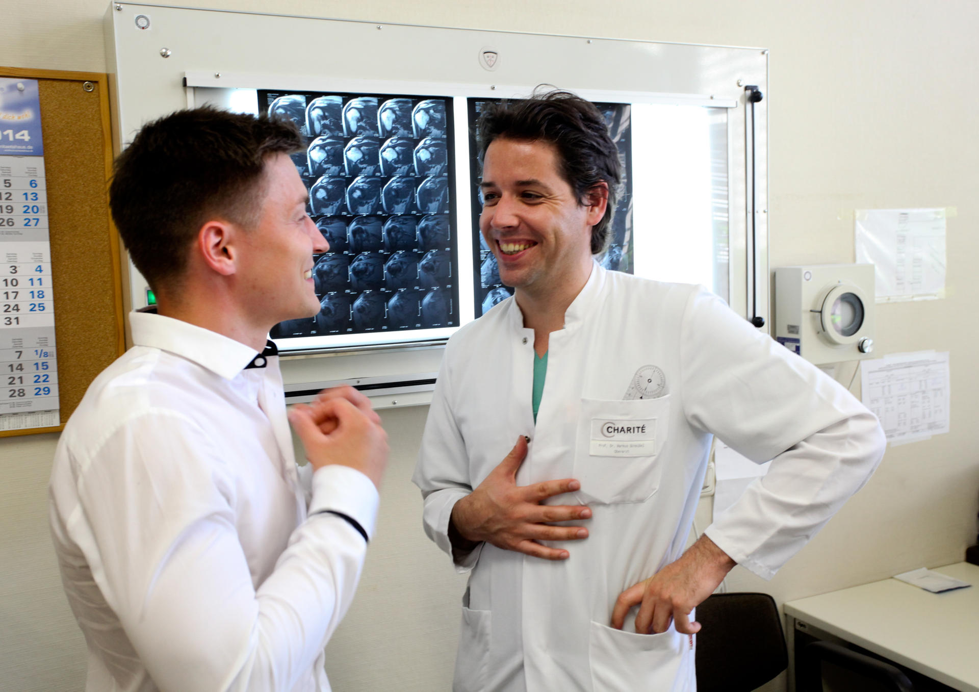 Prof. Dr. Markus Scheibel, Chirurg (rechts) mit einem Patienten.