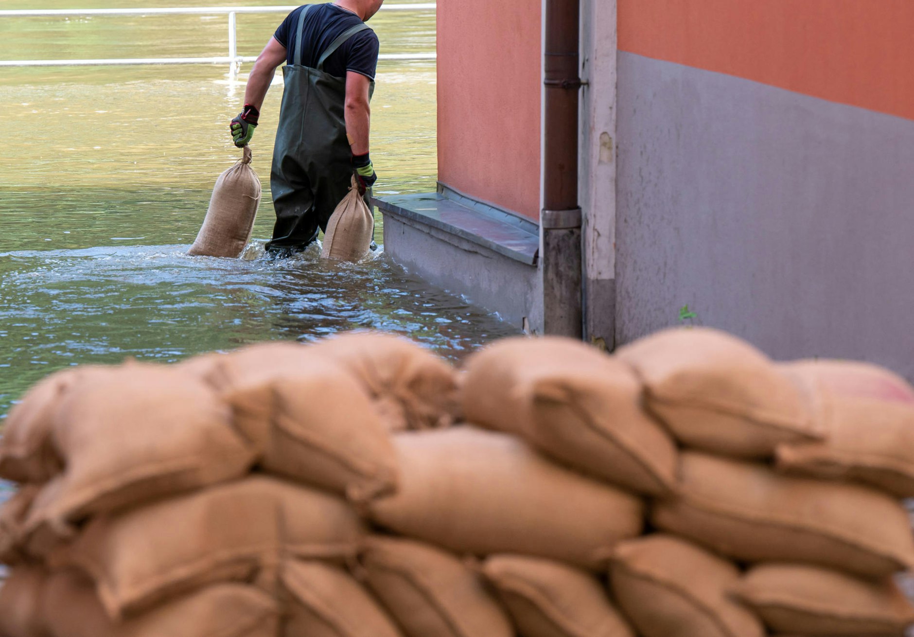 Wer als direkt Betroffener wegen Hochwasserschäden daran gehindert ist, zur Arbeit zu kommen, muss für wenige Tage bezahlt freigestellt werden.