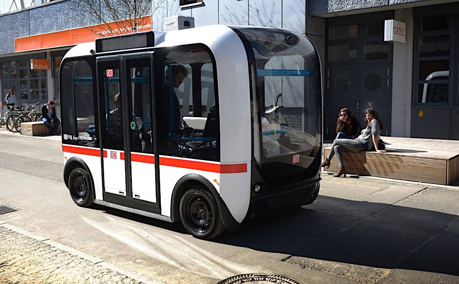 Olli ist der erste autonome Linienbus in Berlin, sieht aus wie eine Frischhaltebox und fährt Tempo neun – aber nur auf dem Euref-Campus am Schöneberger Gasometer.