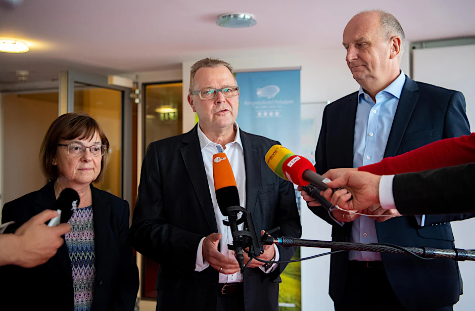 Dietmar Woidke (r, SPD), Ministerpräsident von Brandenburg, Michael Stübgen, kommissarischer Landesvorsitzender der CDU Brandenburg, und Ursula Nonnemacher, Fraktionsvorsitzende von Bündnis 90/Die Grünen in Brandenburg.
