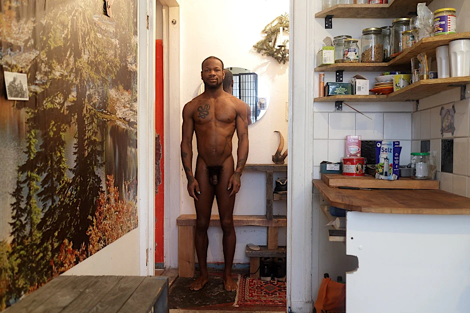 Zwischen Nadelwald und Kräuterregal: So hat sich der Berliner Dwayne für das Projekt „Daily Portrait“ in seiner Wohnung ablichten lassen.