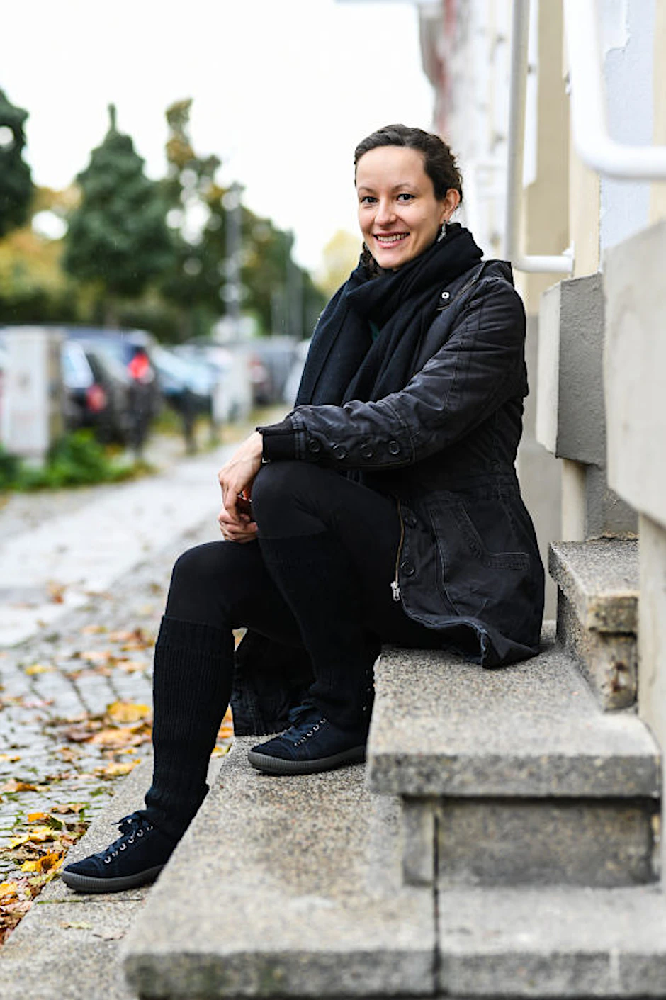 Laura Harmsen studierte in Berlin Soziale Arbeit und ist in der Wohnungsnotfallhilfe tätig. 