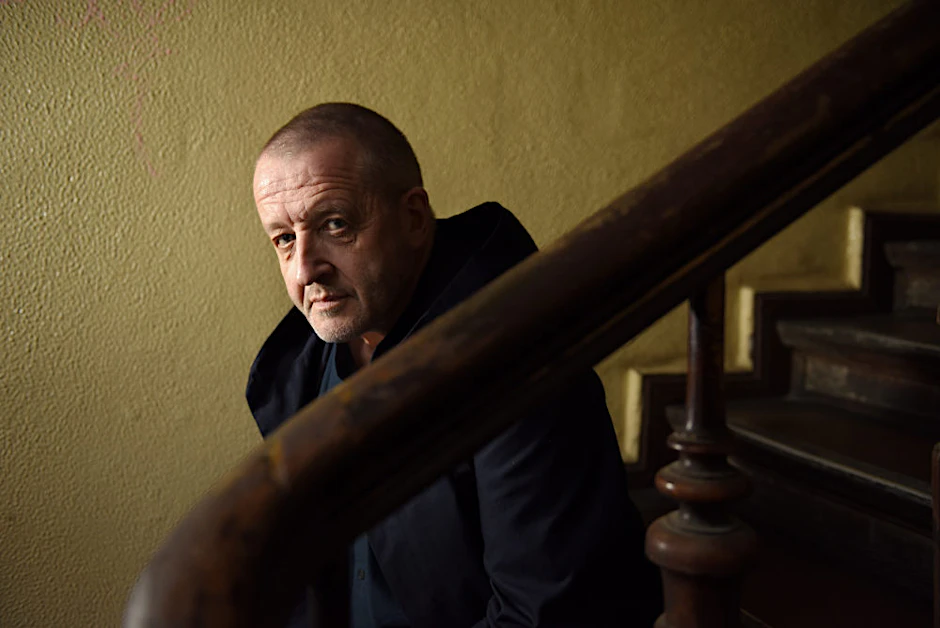 Der Schriftsteller Max Annas in einem Kreuzberger Treppenhaus