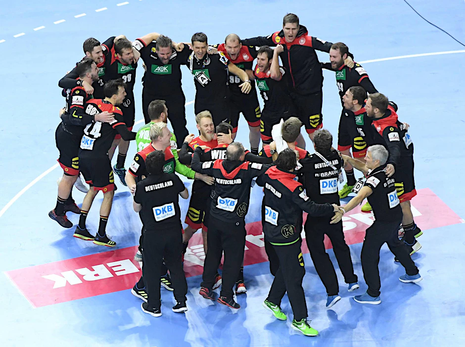 Deutschlands Handballer feiern den Einzug ins WM-Halbfinale. 