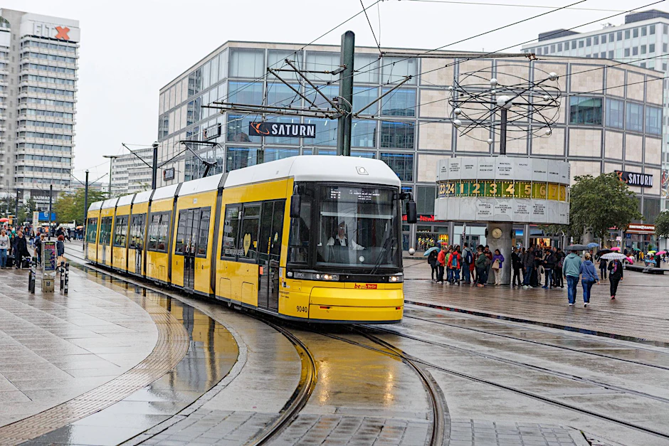Eine Straßenbahn der Berliner Verkehrsbetriebe (Symbolbild).
