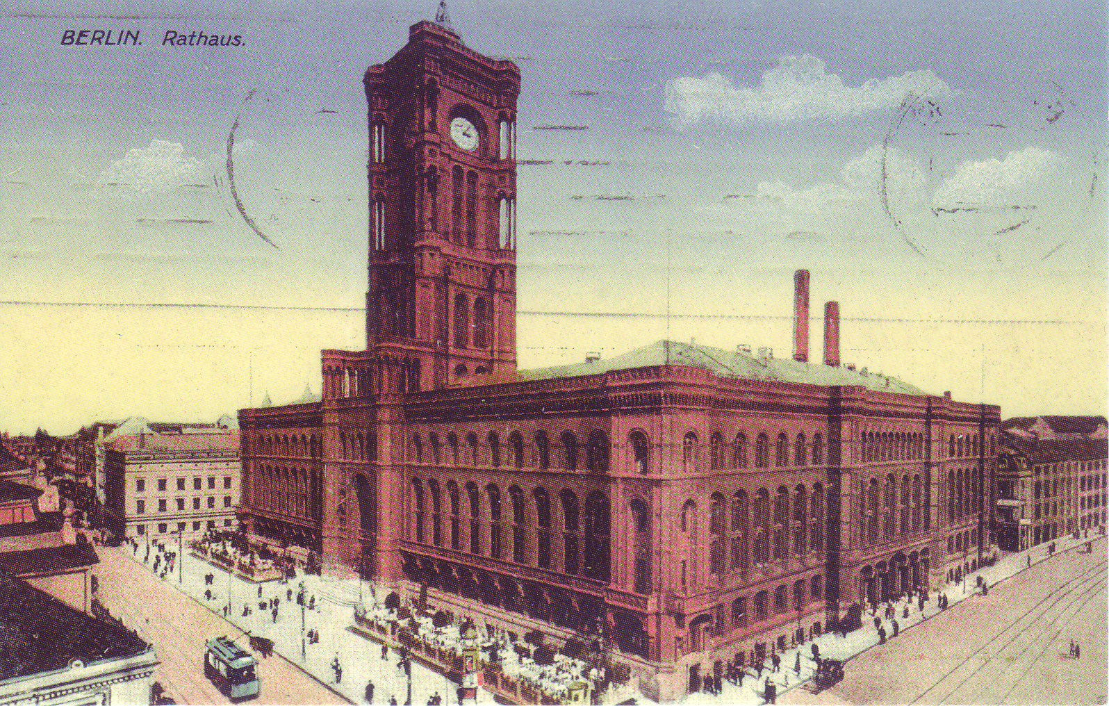 Das Rote Rathaus in Berlin auf einer Postkarte aus dem Jahr 1900. Vor der Türe fährt die Elektrische vorbei - so wie es wieder werden soll. Gegenüber Richtung Marienkirche dichte Bebauung.
