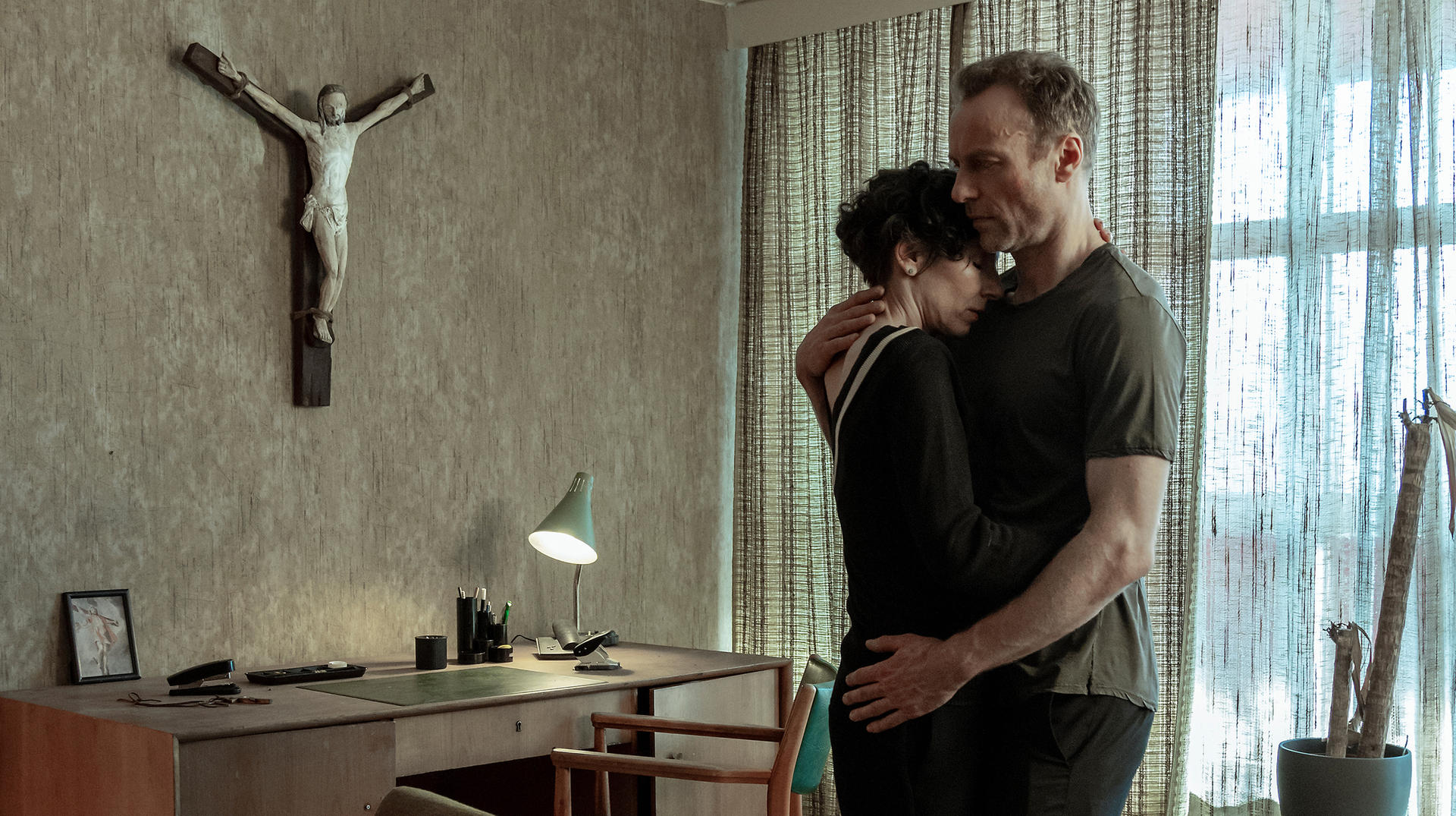 „Tatort: Das Leben nach dem Tod“: Nina Rubin (Meret Becker) überrascht Karow (Mark Waschke) in einem Moment der Einsamkeit und Trauer. 10.11., 20.15 Uhr, ARD. 
