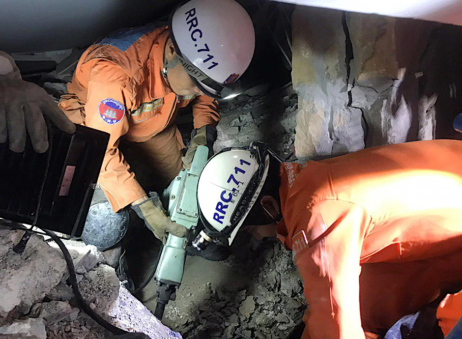Rettungskräfte fuhren eine Rettungsaktion in einem eingestürzten Gebäude in der Provinz Kep im Süden Kambodschas durch.