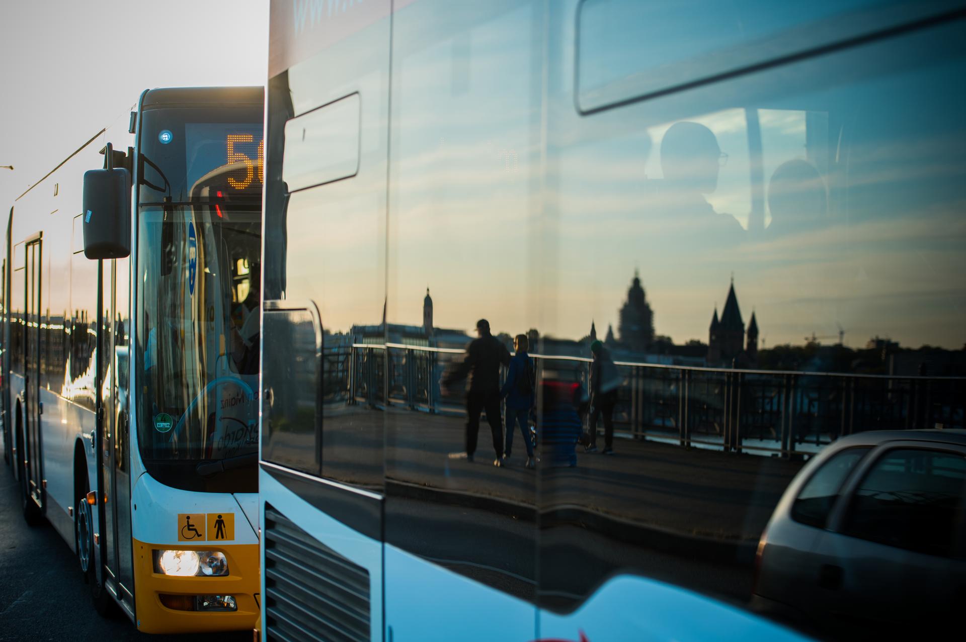 In Belgien ist ein lebensgefährlich verletzter Busfahrer einfach weitergefahren. (Symbolbild)