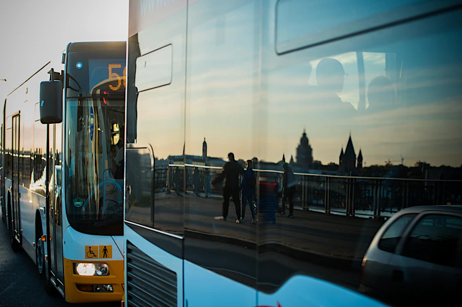 In Belgien ist ein lebensgefährlich verletzter Busfahrer einfach weitergefahren. (Symbolbild)