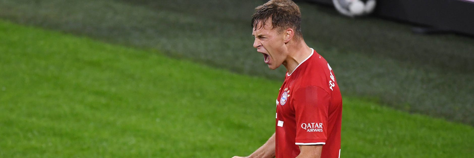 Joshua Kimmich brüllt nach seinem kuriosen Tor zum 3:2 der Bayern gegen Dortmund seine Freude heraus. 