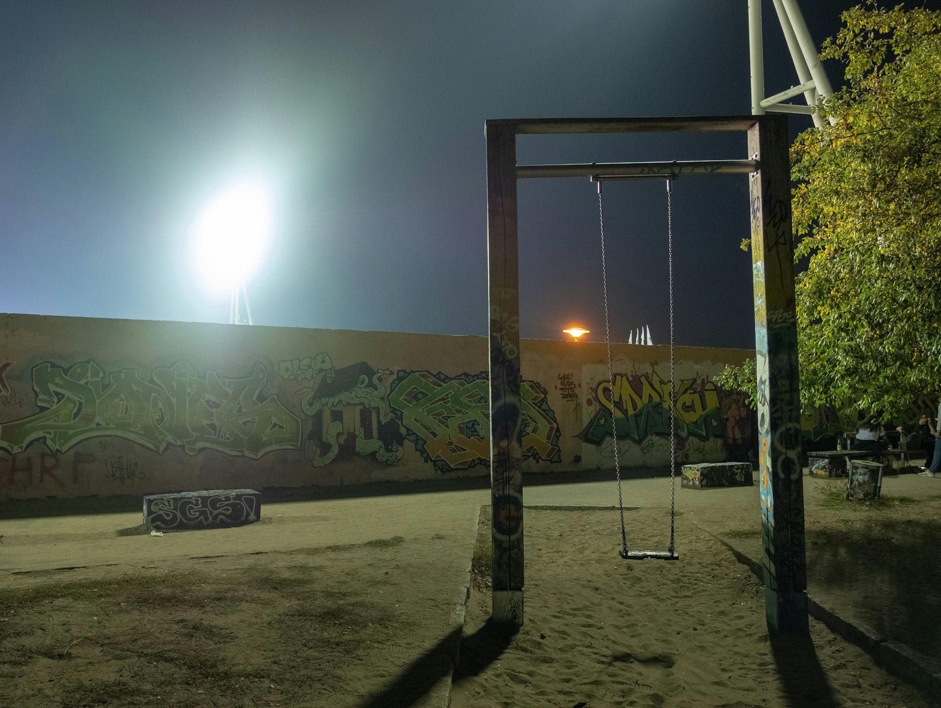 Eine romantische Zweierbeziehung kann von Vorteil sein – im nächtlichen Berliner Mauerpark hat jedoch auch das Alleinsein seinen Zauber.