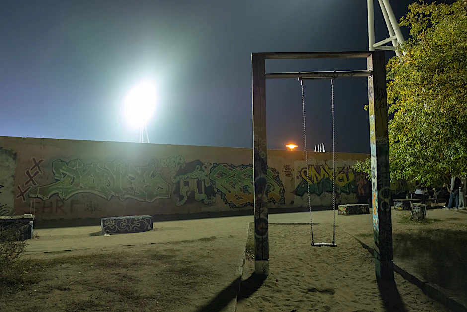 Eine romantische Zweierbeziehung kann von Vorteil sein – im nächtlichen Berliner Mauerpark hat jedoch auch das Alleinsein seinen Zauber.