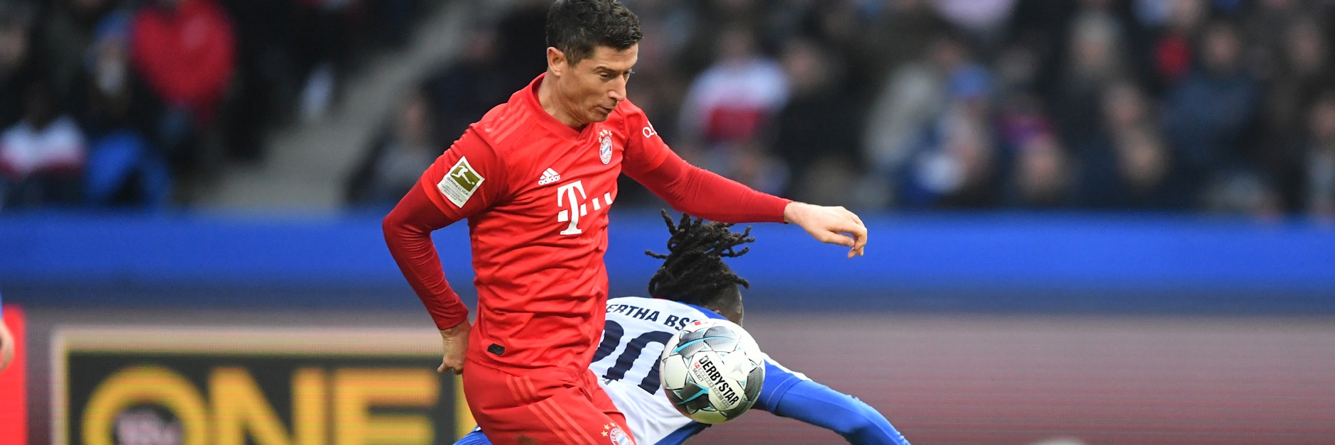 Bayerns Stürmer Robert Lewandowski schüttelt Dedryck Boyata ab. So war es bei Herthas 0:4-Heimpleite gegen den Rekordmeister.<br>