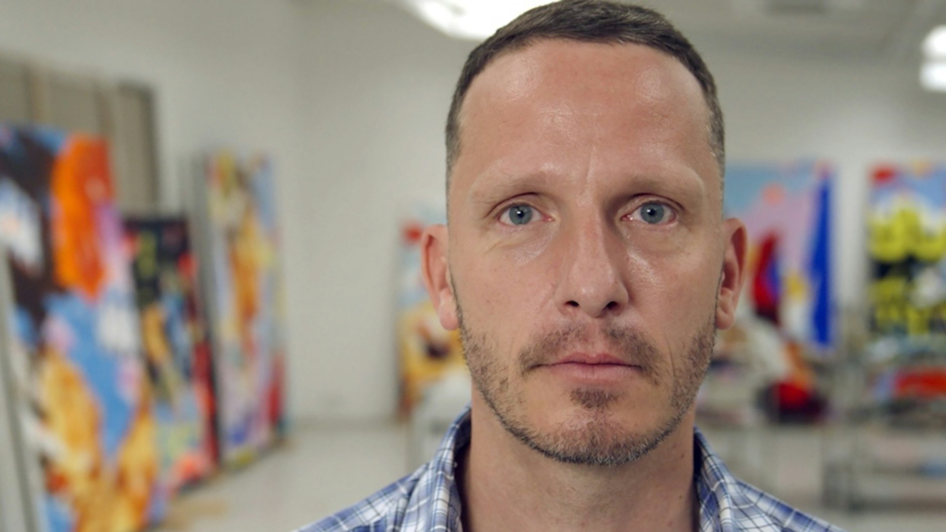 Der Maler Norbert Bisky (Foto) war 19, als die Mauer fiel. Er erzählt davon, wie er unmittelbar nach dem 9. November 1989 noch zur Nationalen Volksarmee (NVA) einberufen wurde und wie er seinen Weg vom NVA-Soldaten zum heute international gefragten Maler fand.