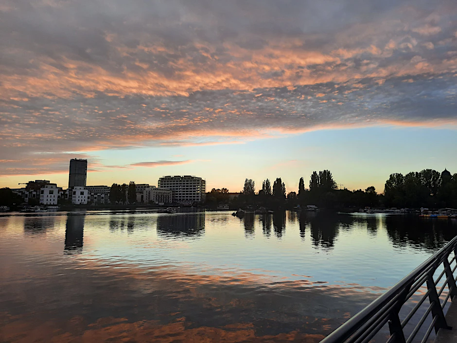 Ein goldener Tag geht über der Rummelsburger Buch in Berlin vorbei.