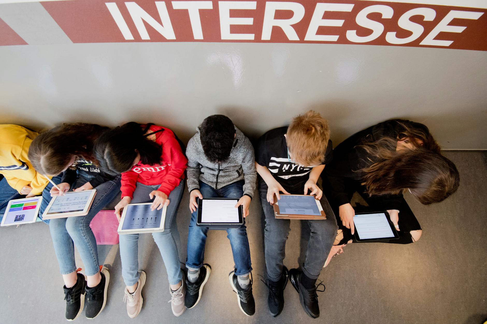 Schüler einer 7. Klasse lernen mit Tablets im Matheunterricht.