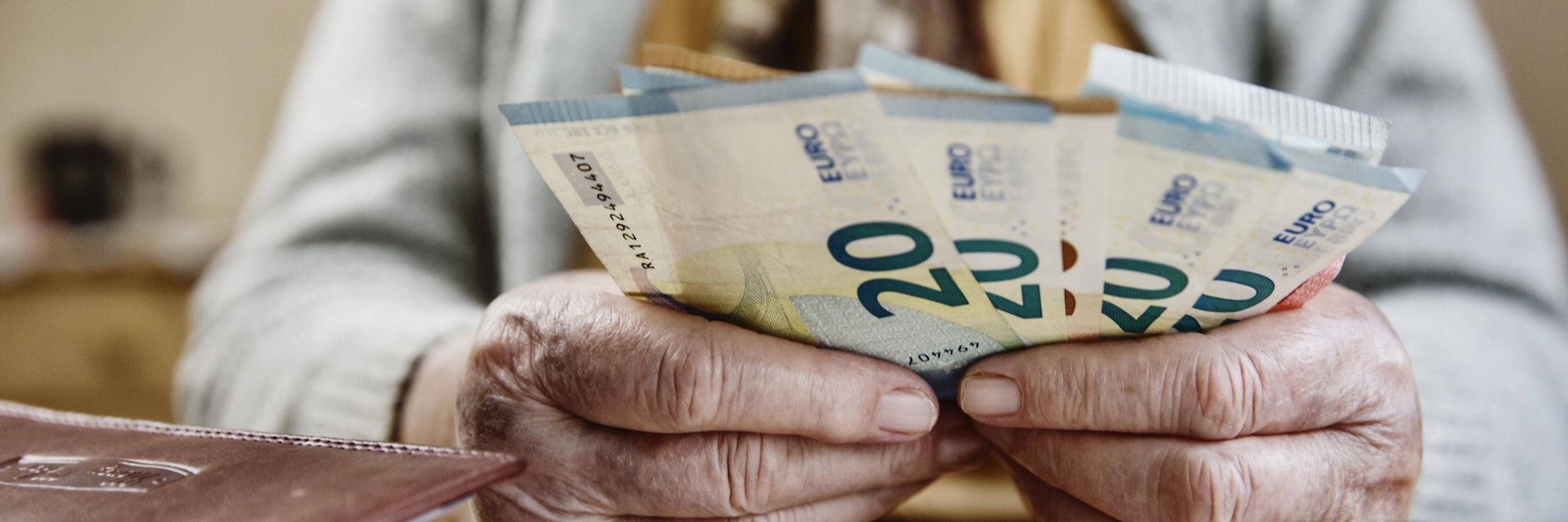 Eine Seniorin hält Geldscheine in der Hand (Symbolbild).