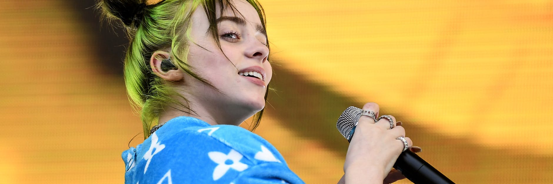 Die US-amerikanische Sängerin Billie Eilish hat sechs Wochen vor dem Kinostart des neuen James-Bond-Films „Keine Zeit zu sterben“ das Musikvideo zum Titelsong präsentiert.