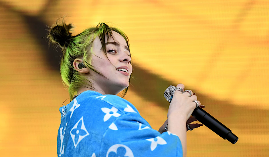 Die US-amerikanische Sängerin Billie Eilish hat sechs Wochen vor dem Kinostart des neuen James-Bond-Films „Keine Zeit zu sterben“ das Musikvideo zum Titelsong präsentiert.