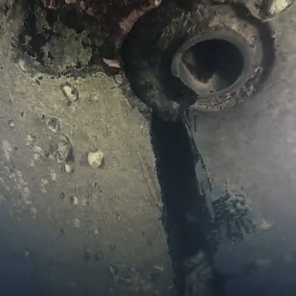 Neue Aufnahmen zeigen ein großes Loch im Schiffsrumpf, das für den Untergang der „Estonia“ ursächlich gewesen sein könnte.