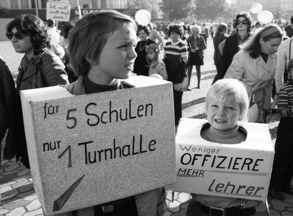 Deutschland, Düsseldorf: Schüler, Eltern und Lehrer, von der Gewerkschaft Erziehung und Wissenschaft  GEW unterstützt, demonstrierten am 07.10.1972 in Düsseldorf für kleine Klassen.