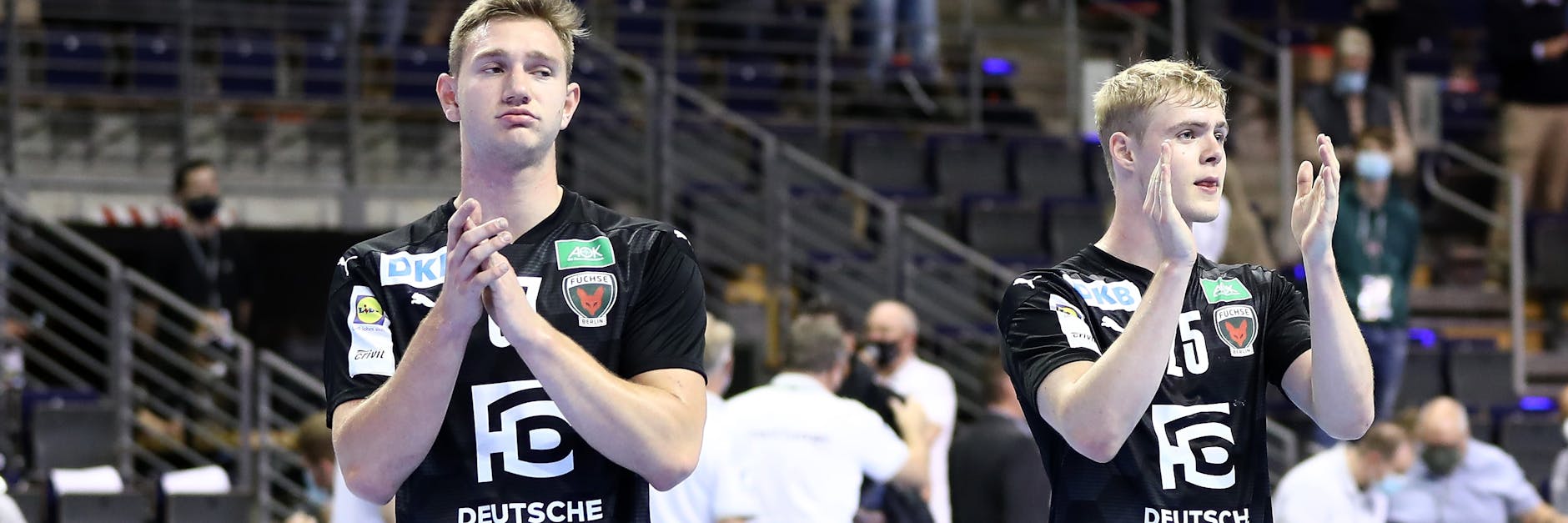 Die Youngster Robin Heinis (l.) und Matthes Langhoff sind nach ihrem Profi-Debüt erschöpft, aber glücklich.