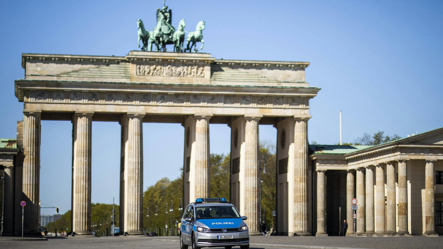 Ein Einsatzfahrzeug der Berliner Polizei steht vor dem Brandenburger Tor in Berlin.