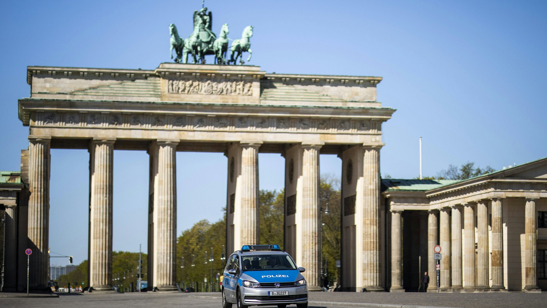 Ein Einsatzfahrzeug der Berliner Polizei steht vor dem Brandenburger Tor in Berlin.