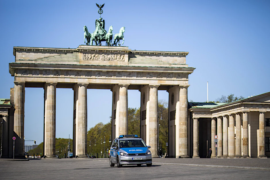 Ein Einsatzfahrzeug der Berliner Polizei steht vor dem Brandenburger Tor in Berlin.