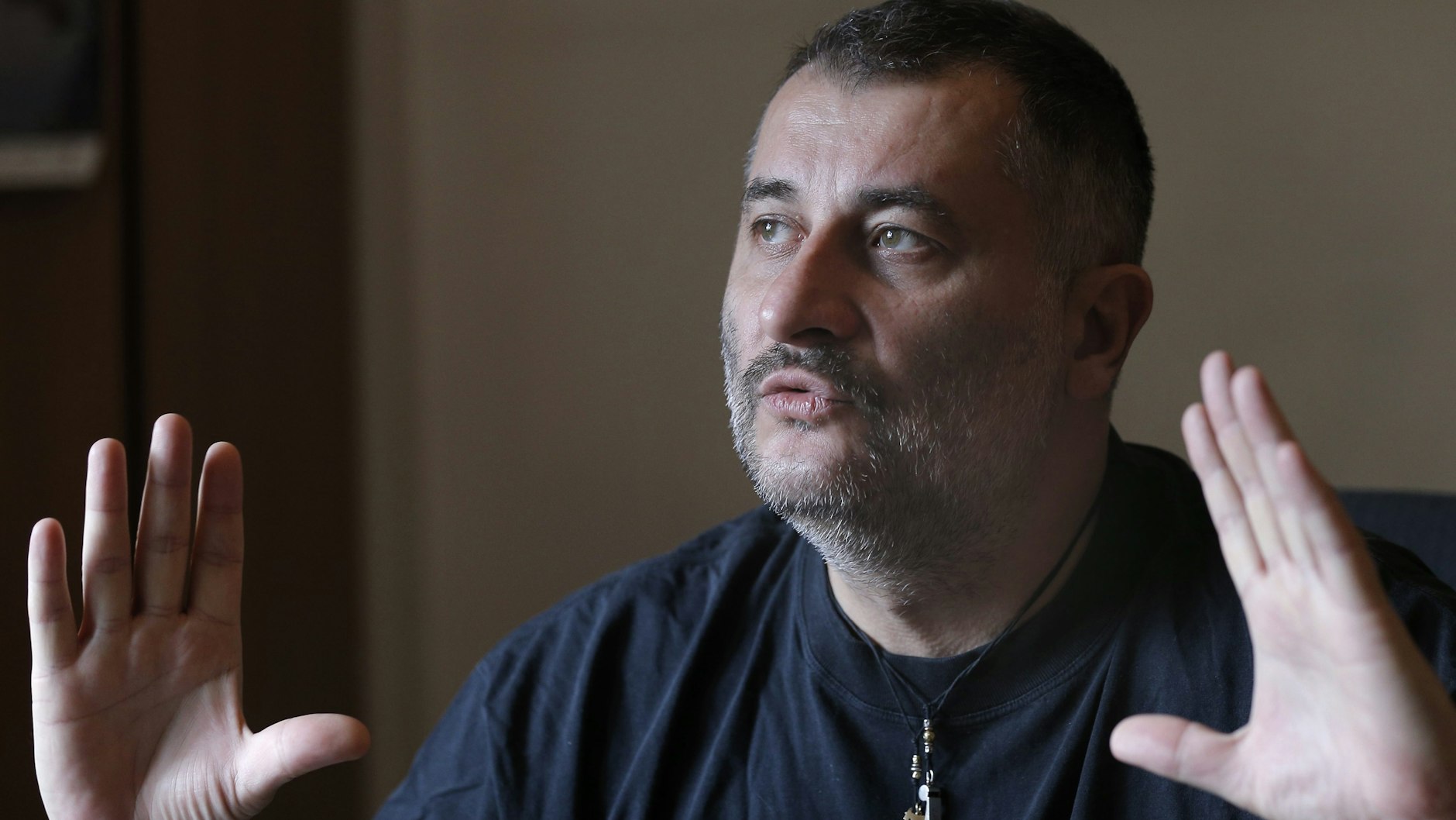 Der Filmemacher Cristi Puiu wirft den Autoritäten vor, die Menschen mit ihren Corona-Maßnahmen „wie Vieh“ zu behandeln.