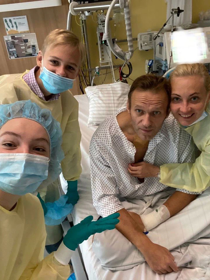 Selfie mit Vater und Ehemann: Die Kinder und die Frau Alexej Nawalnys am Bett des Mannes, der nicht lange zuvor aus dem Koma erwacht war.&nbsp;