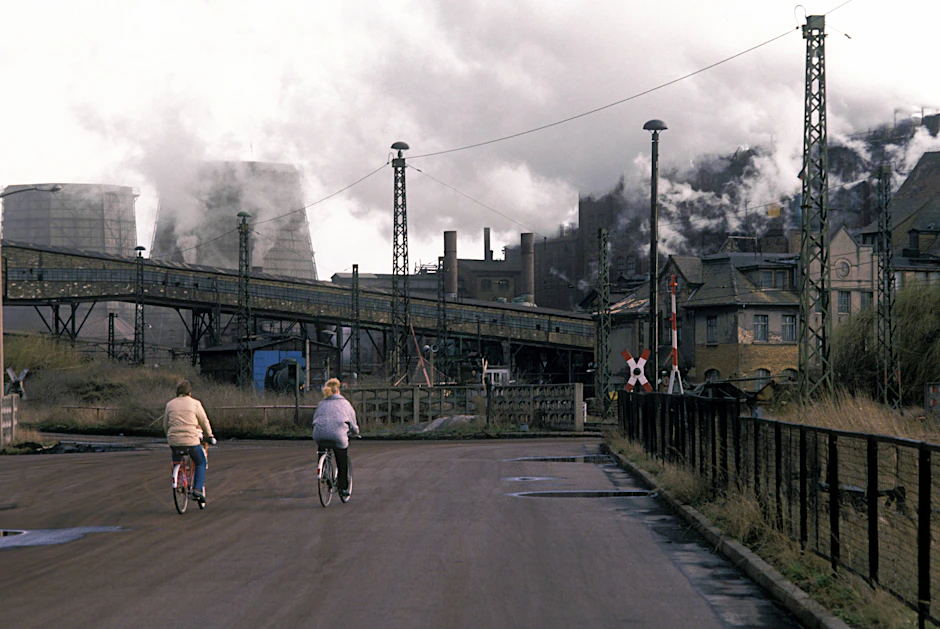 Qualmende Schornsteine galten seit 100 Jahren als Zeichen des Fortschritts  – in Ost wie West. Da nahm man ein bisschen Smog  gern in Kauf wie hier um 1990 in Bitterfeld.