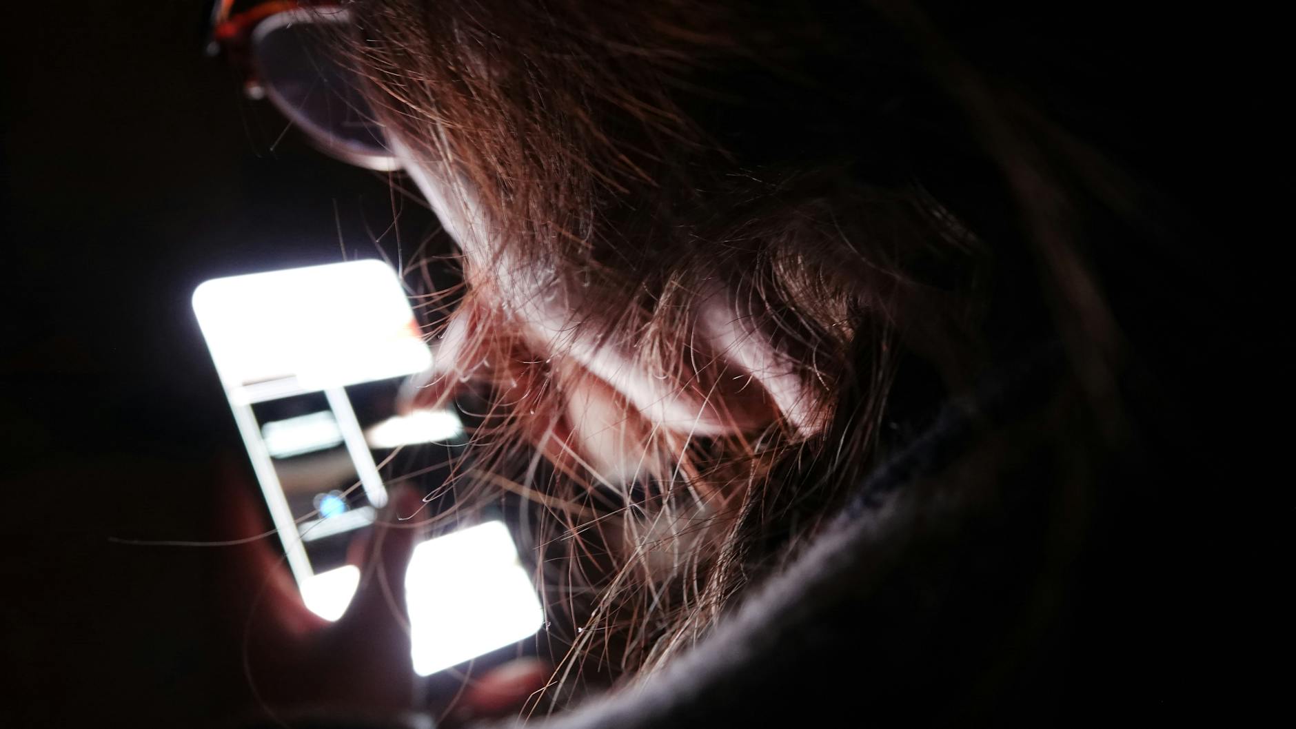 Kleine Geräte, große Wirkung: In dem Film „Das Dilemma mit den sozialen Medien“ wird deutlich, welche Anziehungskraft Smartphones und die Sozialen Medien haben.